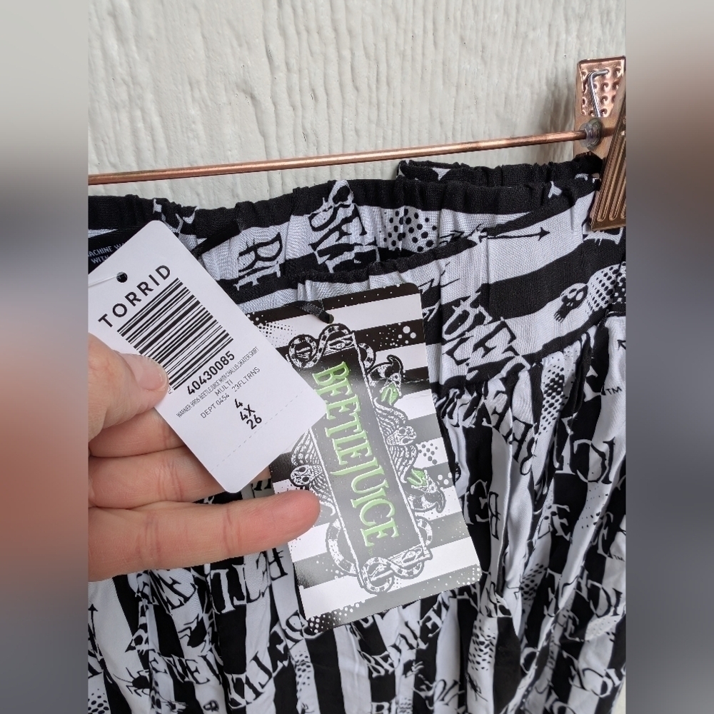 NWT Torrid Beetlejuice Skater Knee Length Skirt With Pockets Plus Size 4X - Picture 5 of 7